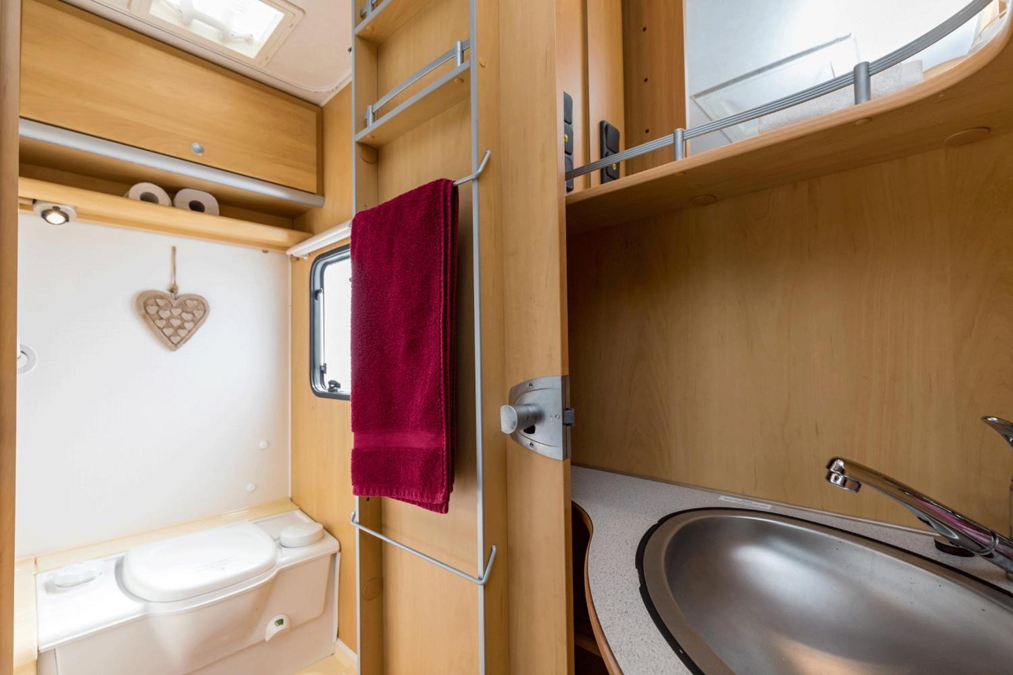Cosy Caravan On Luxury Campsite Hulme End Ngoại thất bức ảnh